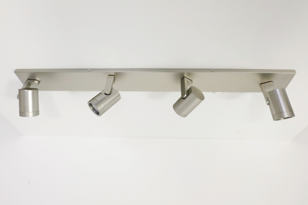 Stijlvolle strakke 4-lichts opbouwspot SCOOP balk | Staal