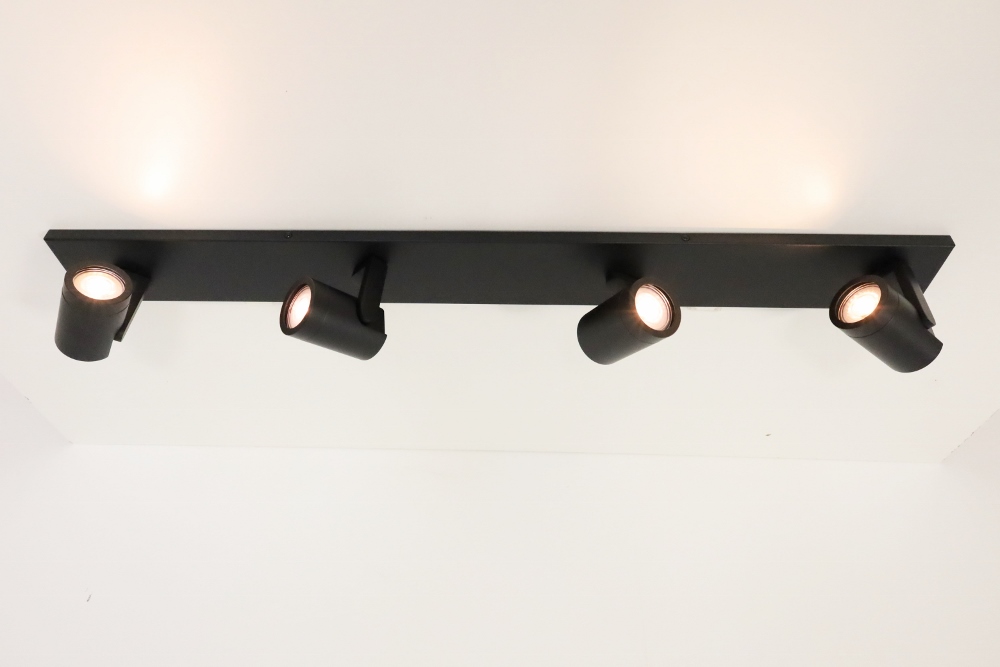 Stijlvolle strakke 4-lichts opbouwspot SCOOP balk | Zwart
