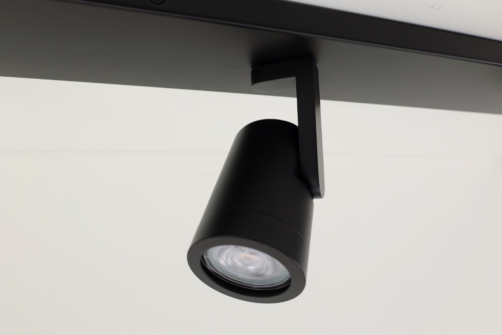 Stijlvolle strakke 4-lichts opbouwspot SCOOP balk | Zwart