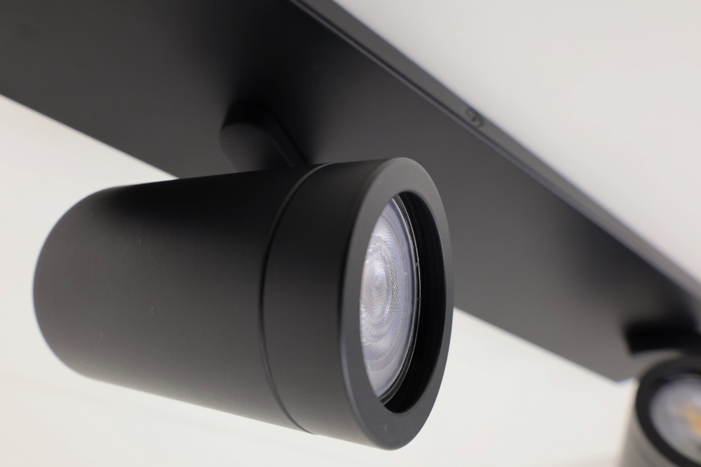 Stijlvolle strakke 4-lichts opbouwspot SCOOP balk | Zwart