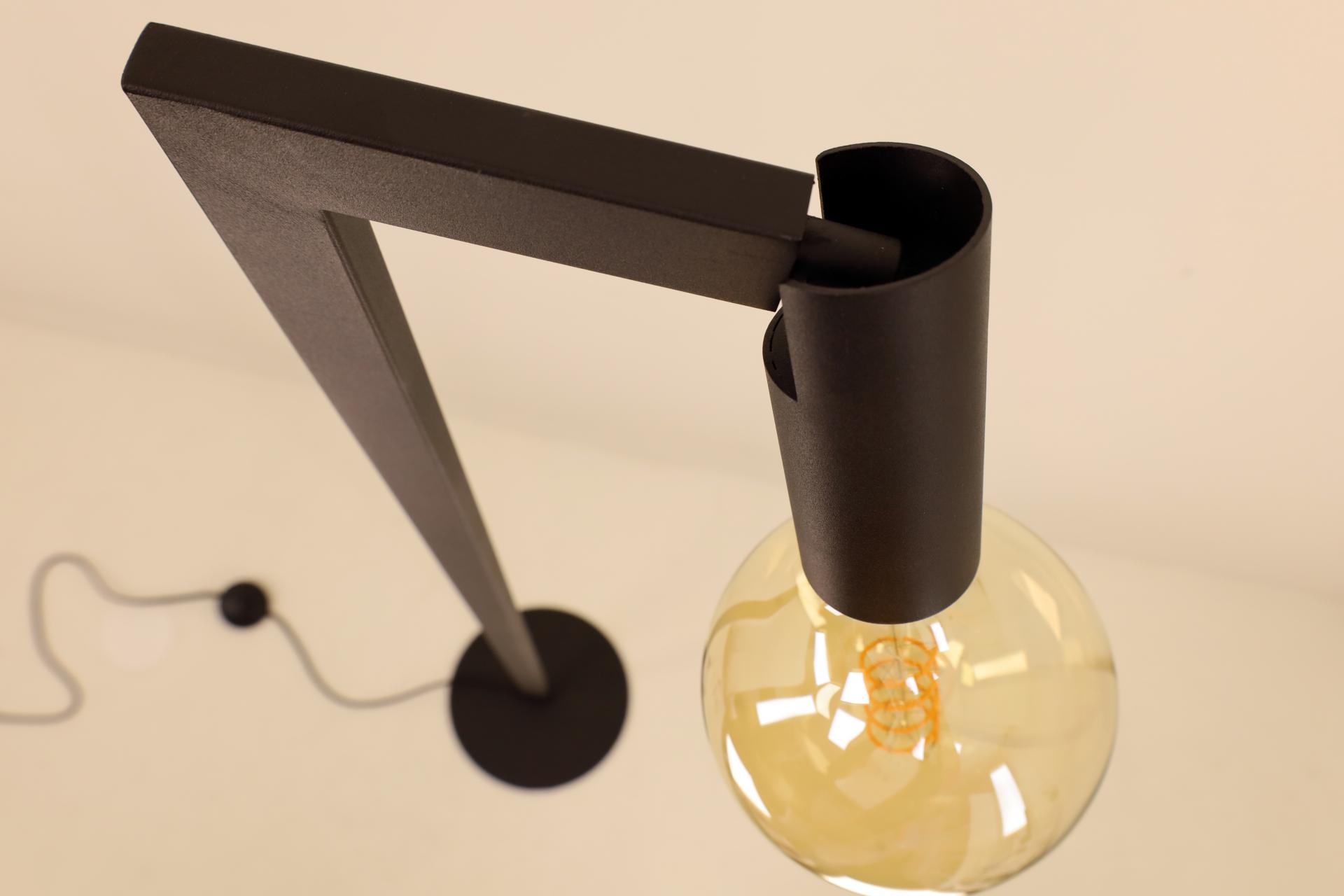 Strakke kokervormige MILLER 1-lichts vloerlamp | Zwart Goud