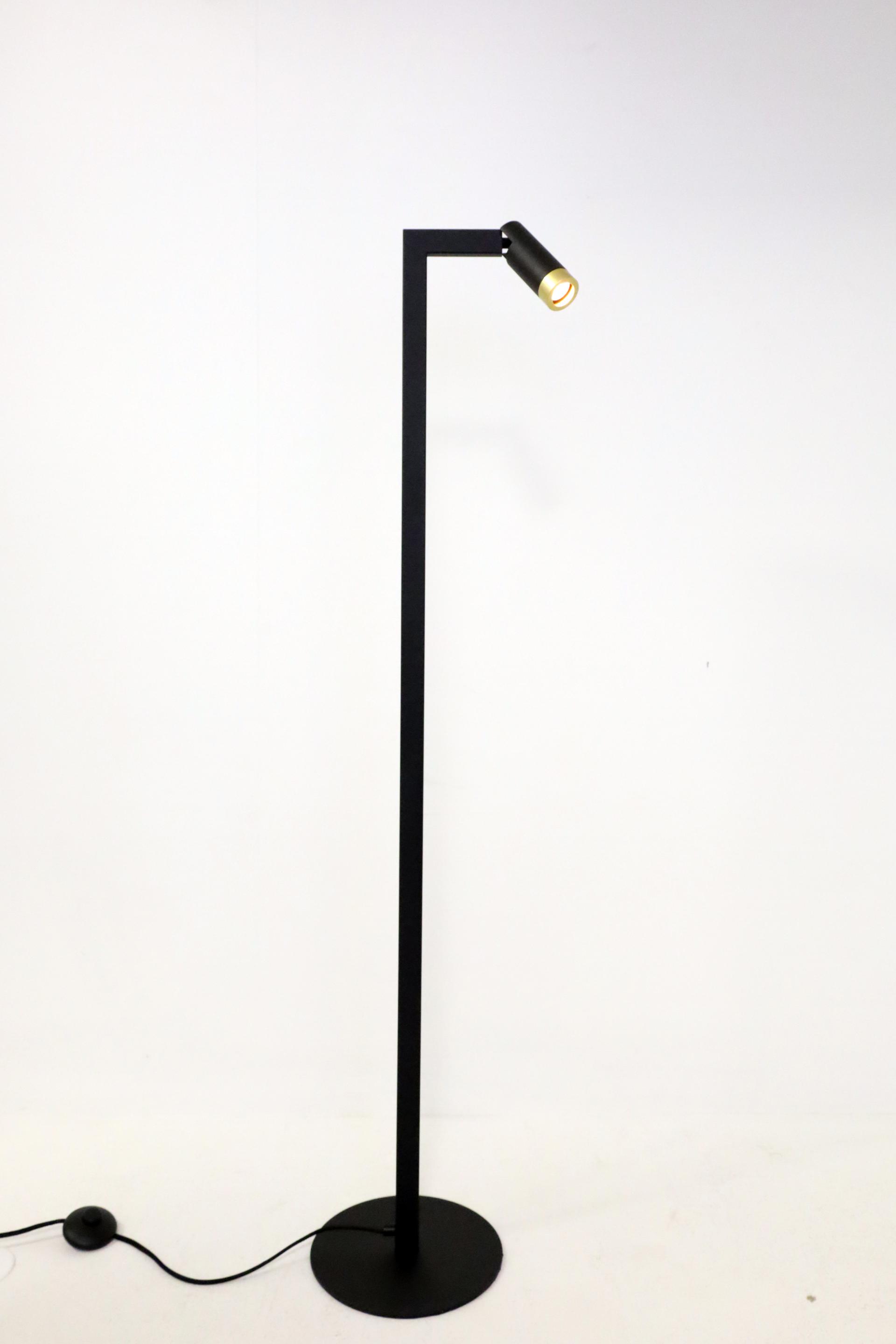 Strakke kokervormige MILLER 1-lichts vloerlamp | Zwart Goud