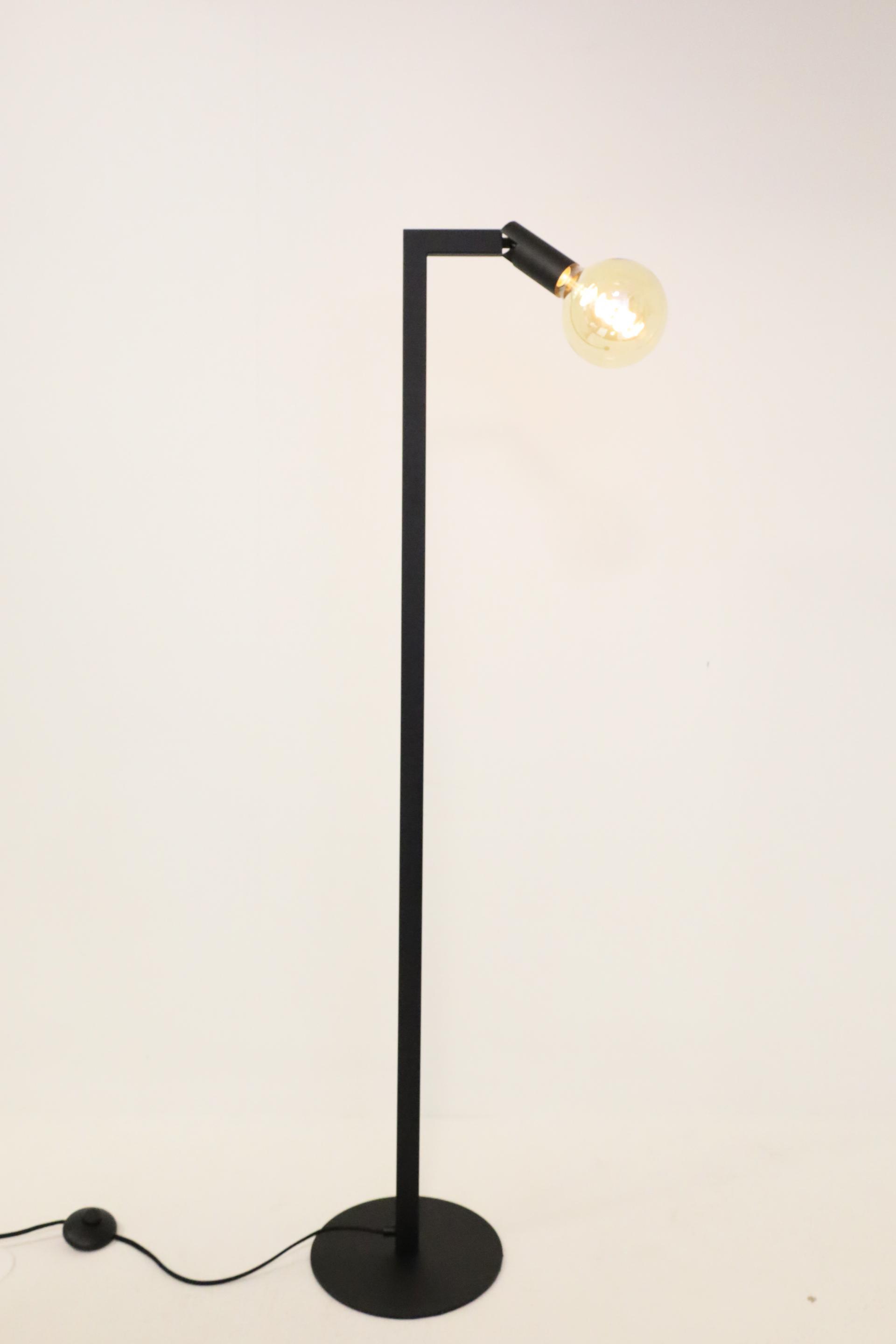 Strakke kokervormige MILLER 1-lichts vloerlamp | Zwart Goud