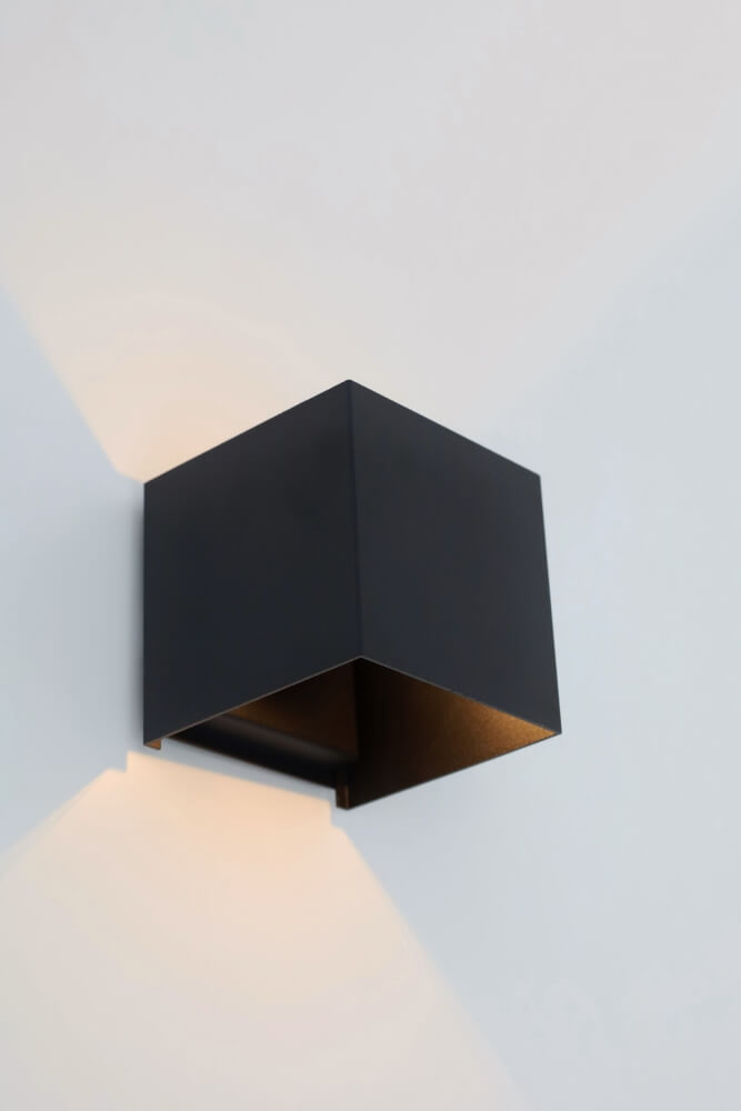 Strakke wandlamp CUBIC LED 10 x 10 cm | Zwart