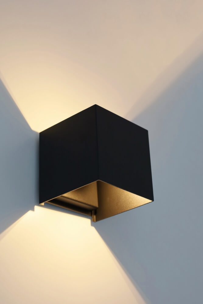 Strakke wandlamp CUBIC LED 10 x 10 cm | Zwart