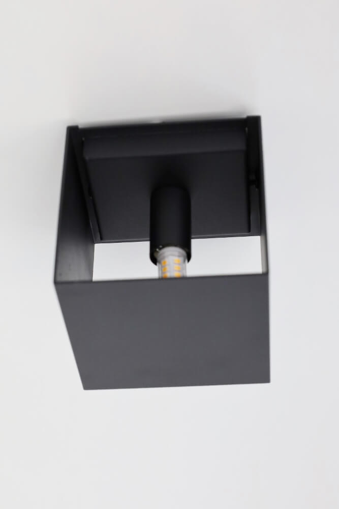 Strakke wandlamp CUBIC LED 10 x 10 cm | Zwart