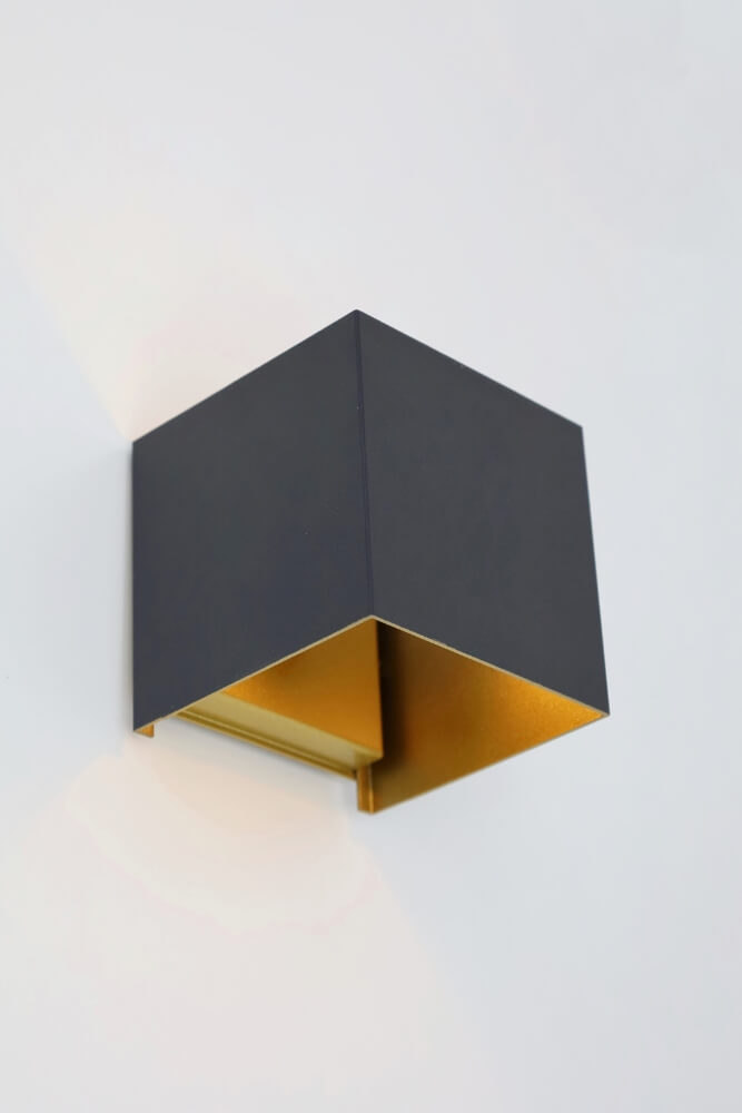 Strakke wandlamp CUBIC LED 10 x 10 cm | Zwart / Goud