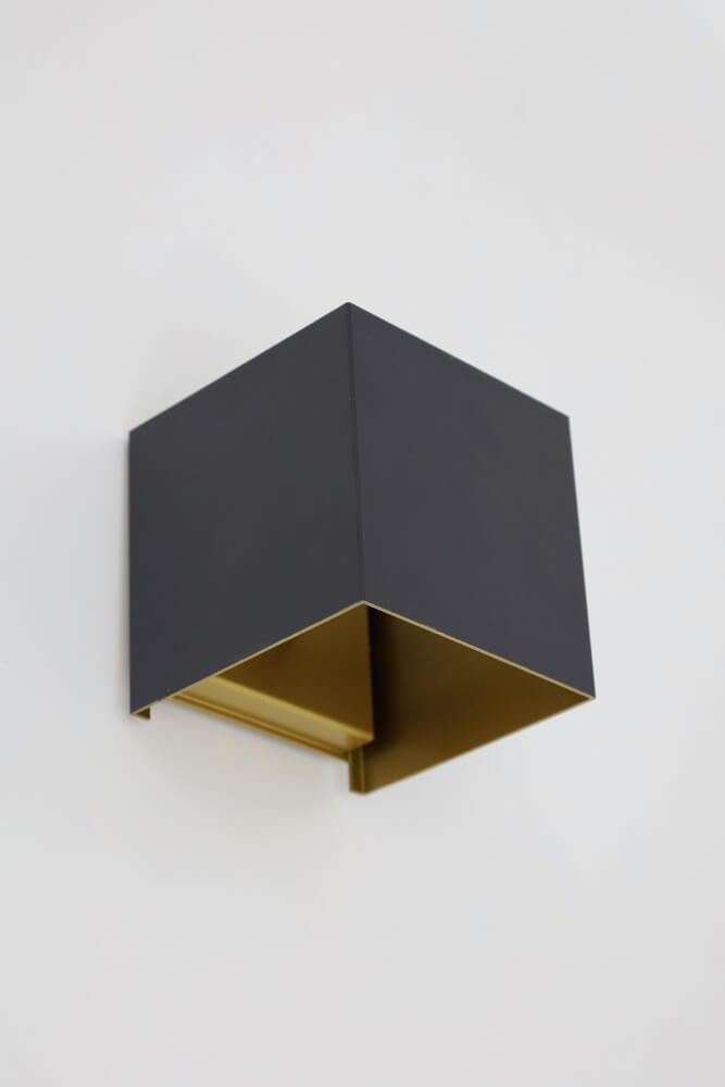 Strakke wandlamp CUBIC LED 10 x 10 cm | Zwart / Goud