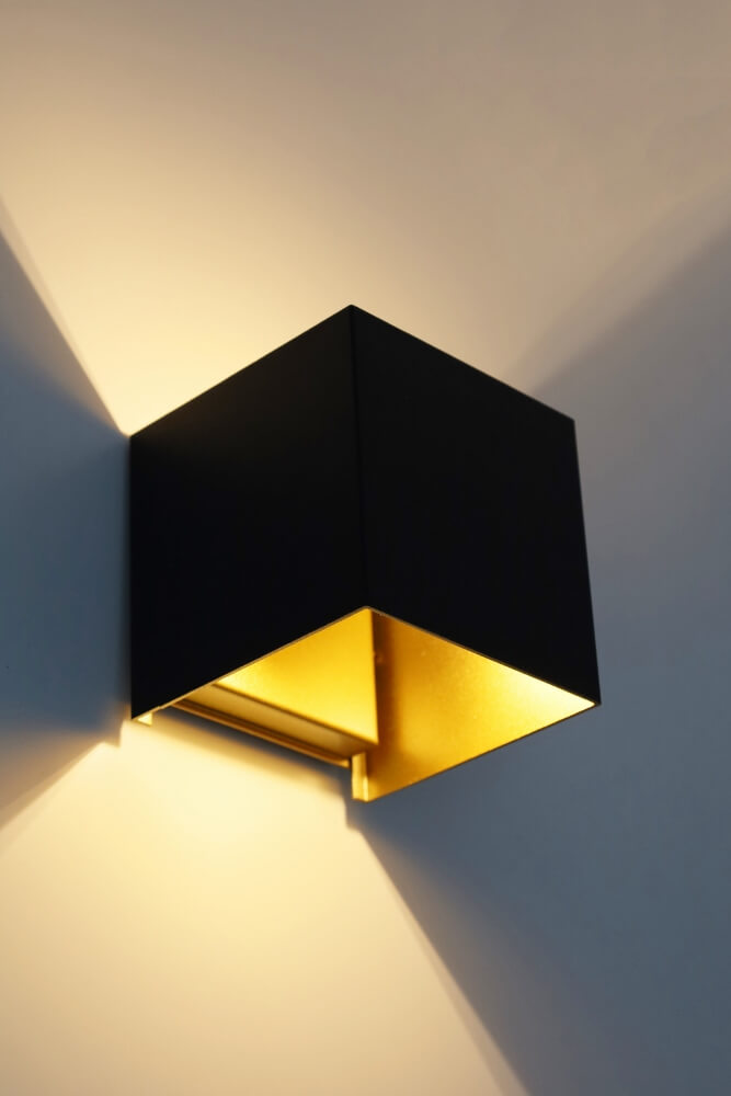 Strakke wandlamp CUBIC LED 10 x 10 cm | Zwart / Goud