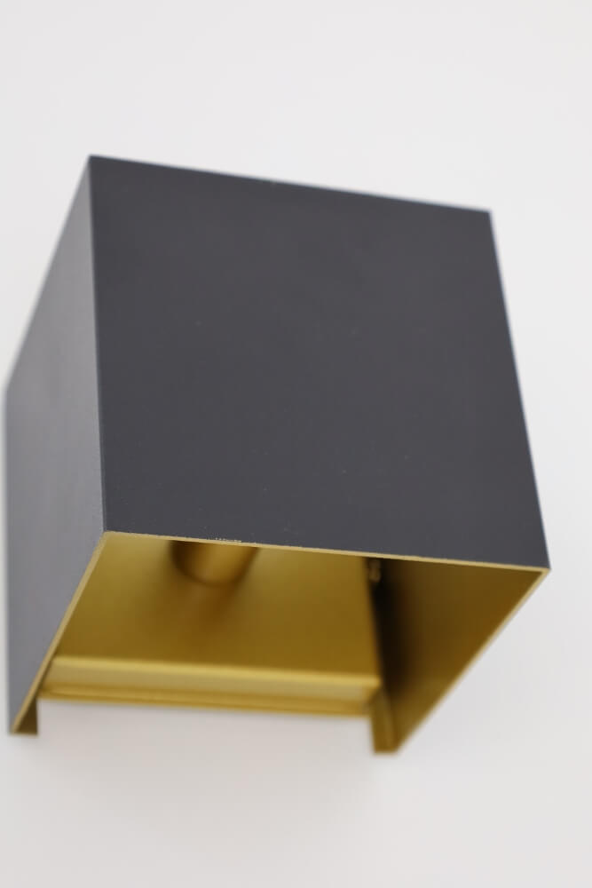 Strakke wandlamp CUBIC LED 10 x 10 cm | Zwart / Goud