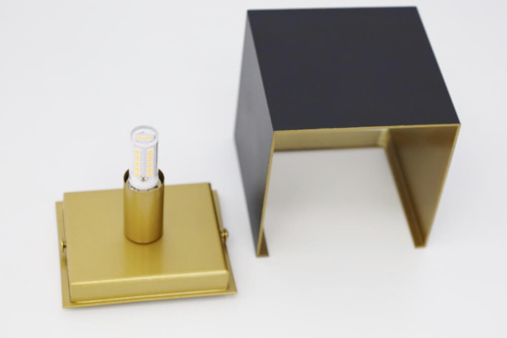 Strakke wandlamp CUBIC LED 10 x 10 cm | Zwart / Goud
