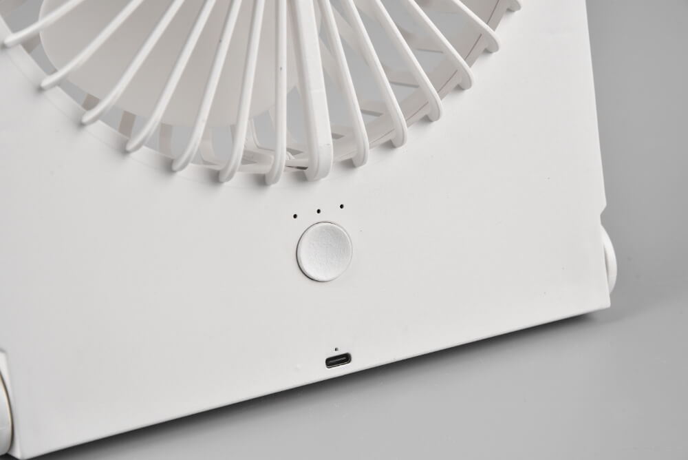 Witte tafelventilator BRIZZY oplaadbaar / draadloos | 3 snelheden