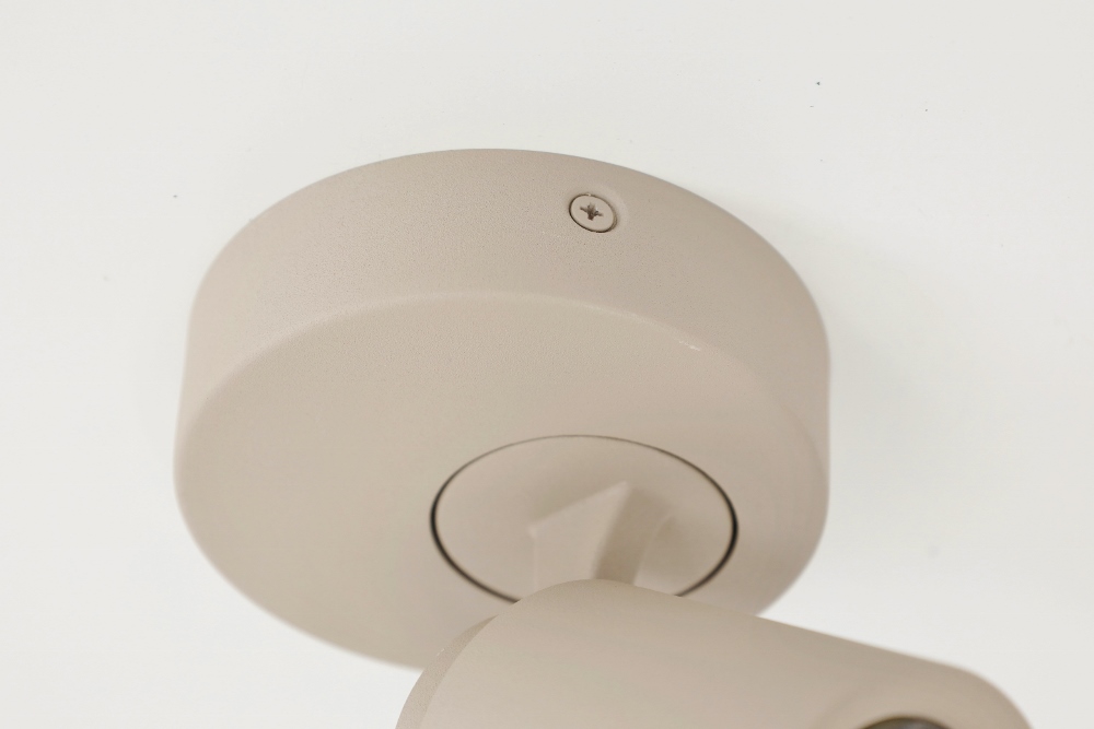 Stijlvolle opbouwspot ATTIRA 1-lichts rond GU10 | Creme / Zand