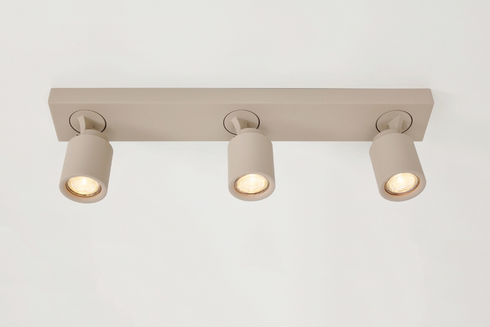 Stijlvolle opbouwspot ATTIRA 3-lichts balk GU10 | Creme / Zand
