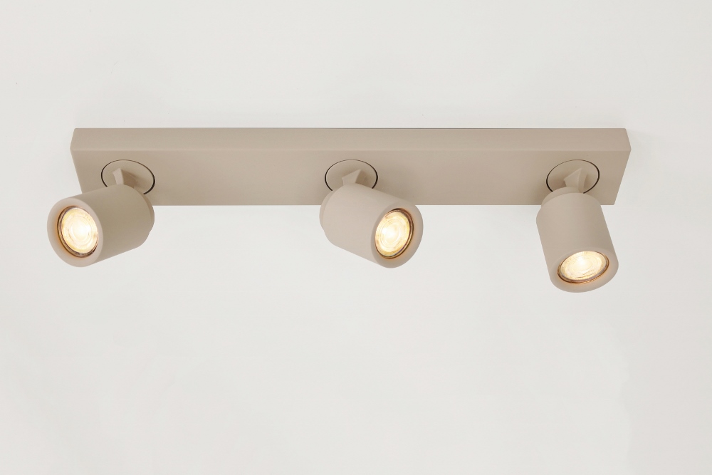 Stijlvolle opbouwspot ATTIRA 3-lichts balk GU10 | Creme / Zand