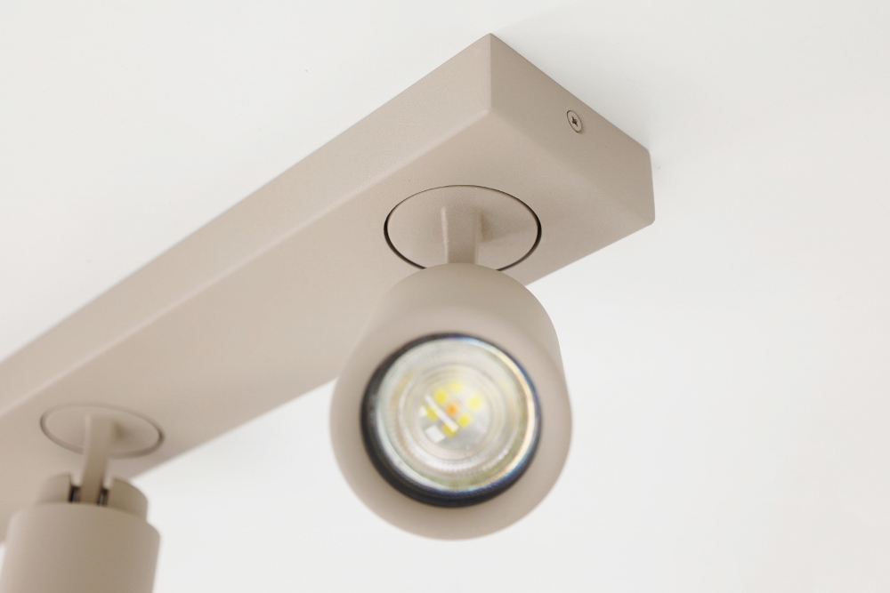Stijlvolle opbouwspot ATTIRA 3-lichts balk GU10 | Creme / Zand