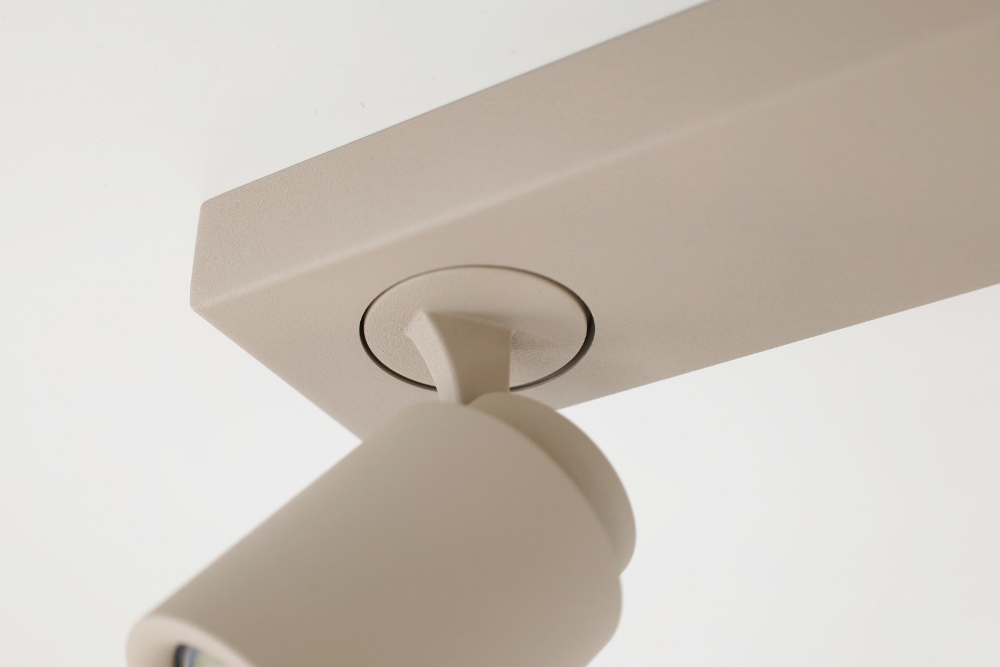 Stijlvolle opbouwspot ATTIRA 3-lichts balk GU10 | Creme / Zand