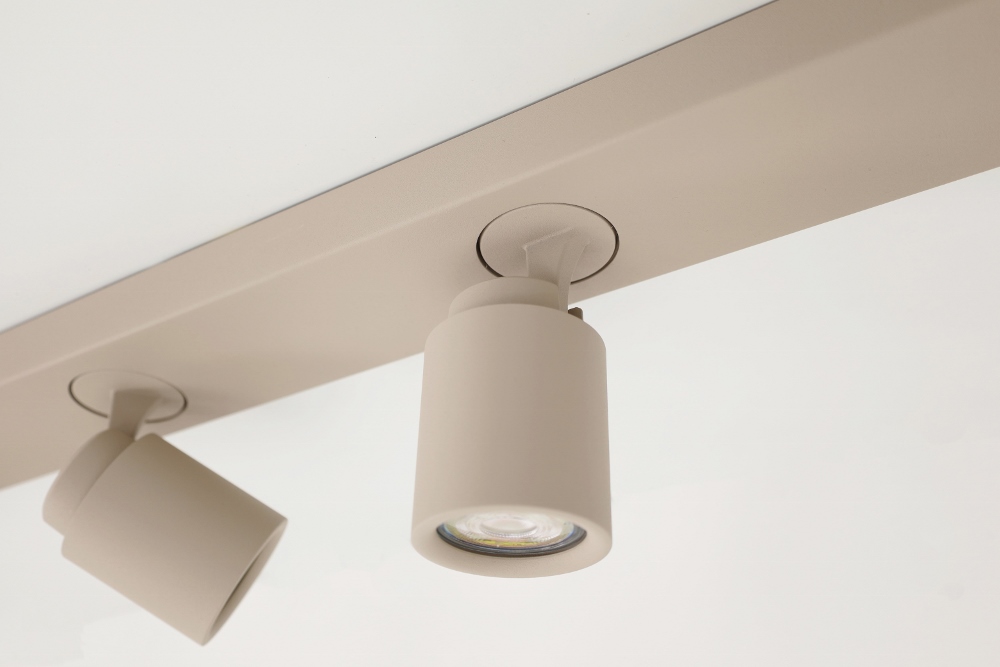 Stijlvolle opbouwspot ATTIRA 4-lichts balk GU10 | Creme / Zand