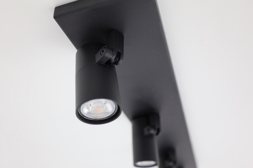 Minimalistische opbouwspot PETITE 4-lichts balk GU10 | Zwart