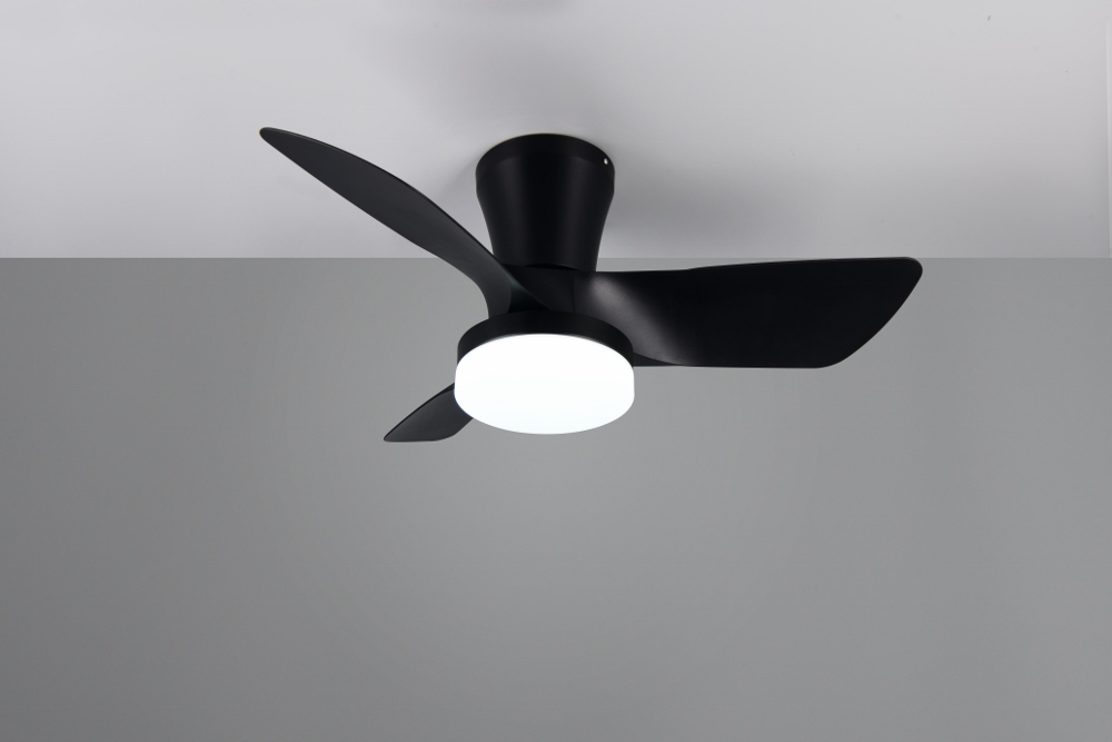 Strakke plafondventilator SVANVIK zwart Ø 76 cm met lamp | 6 snelheden