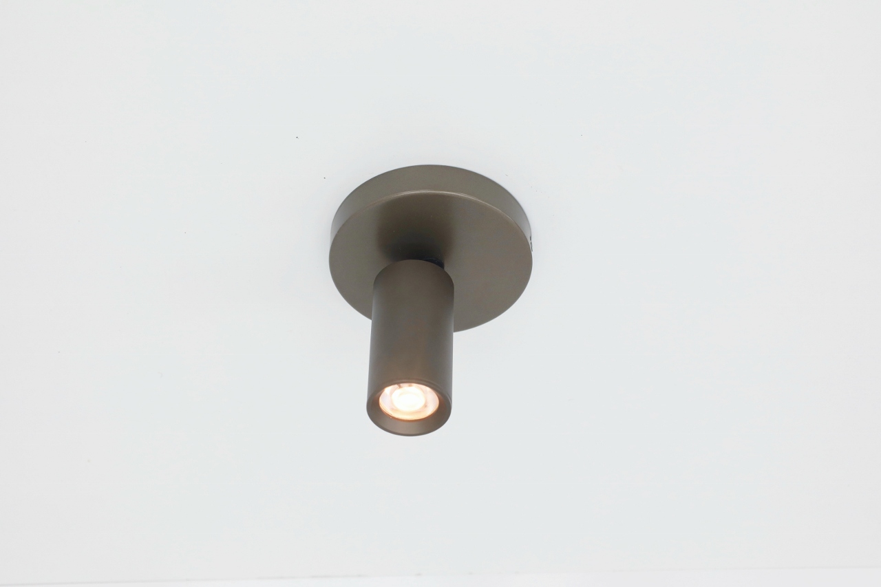 Strakke opbouwspot CHIRA 1-lichts | Brons