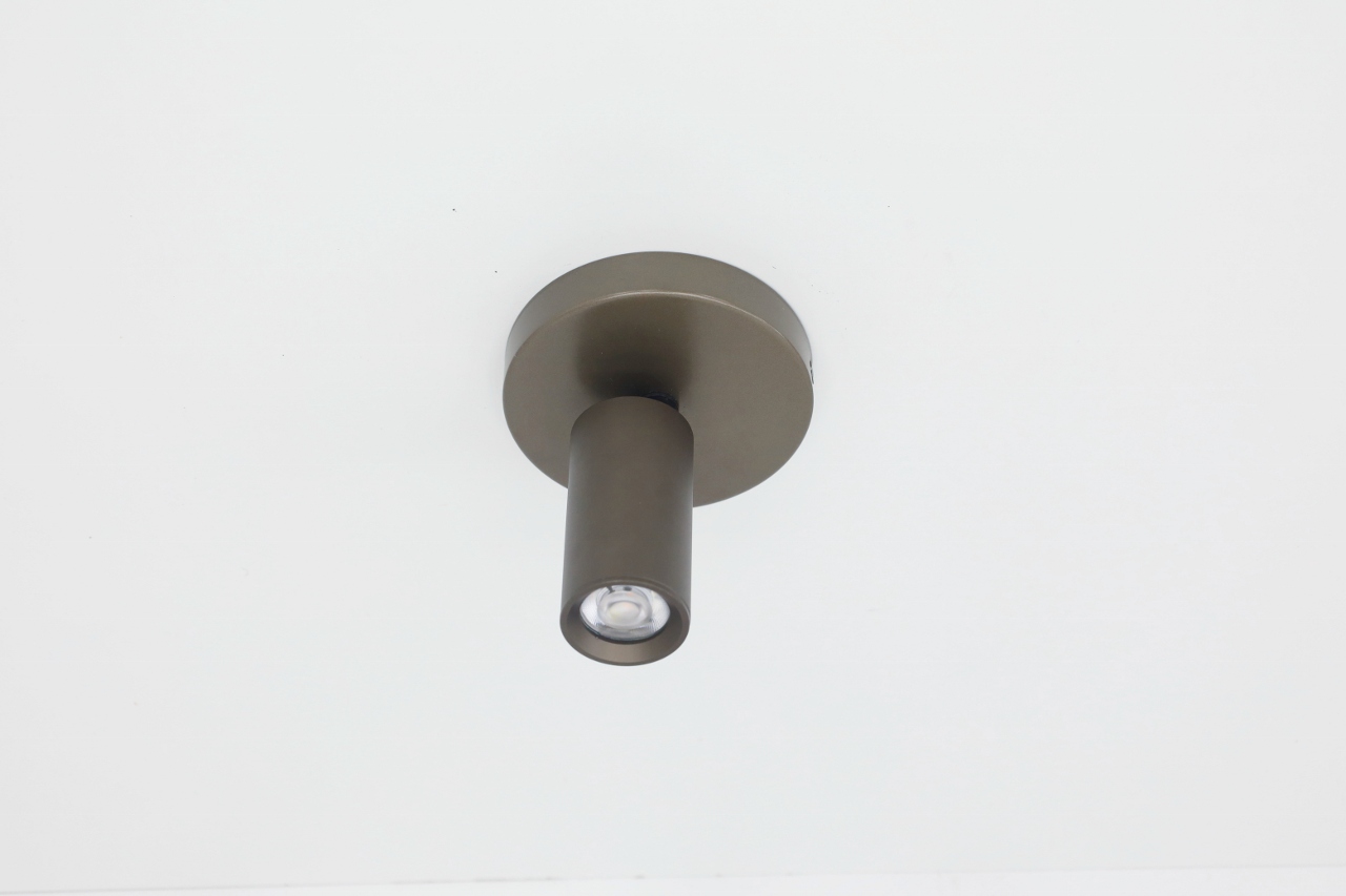 Strakke opbouwspot CHIRA 1-lichts | Brons