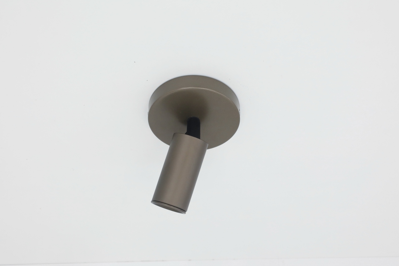 Strakke opbouwspot CHIRA 1-lichts | Brons