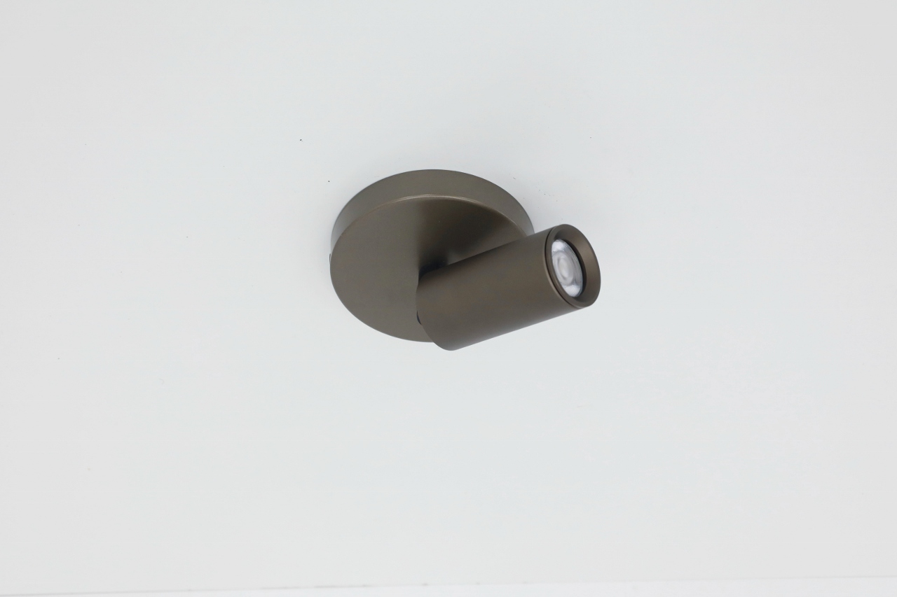 Strakke opbouwspot CHIRA 1-lichts | Brons
