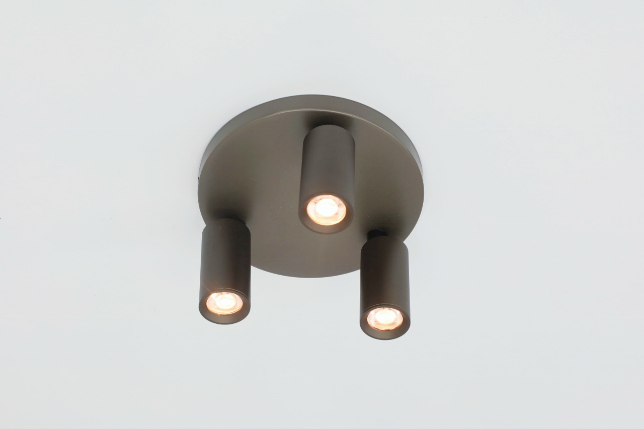 Strakke opbouwspot CHIRA 3-lichts | Brons