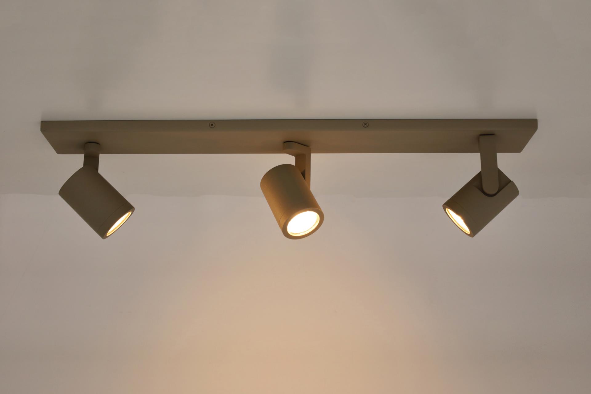 Strakke opbouwspot SCOOP 3-lichts balk | Zand