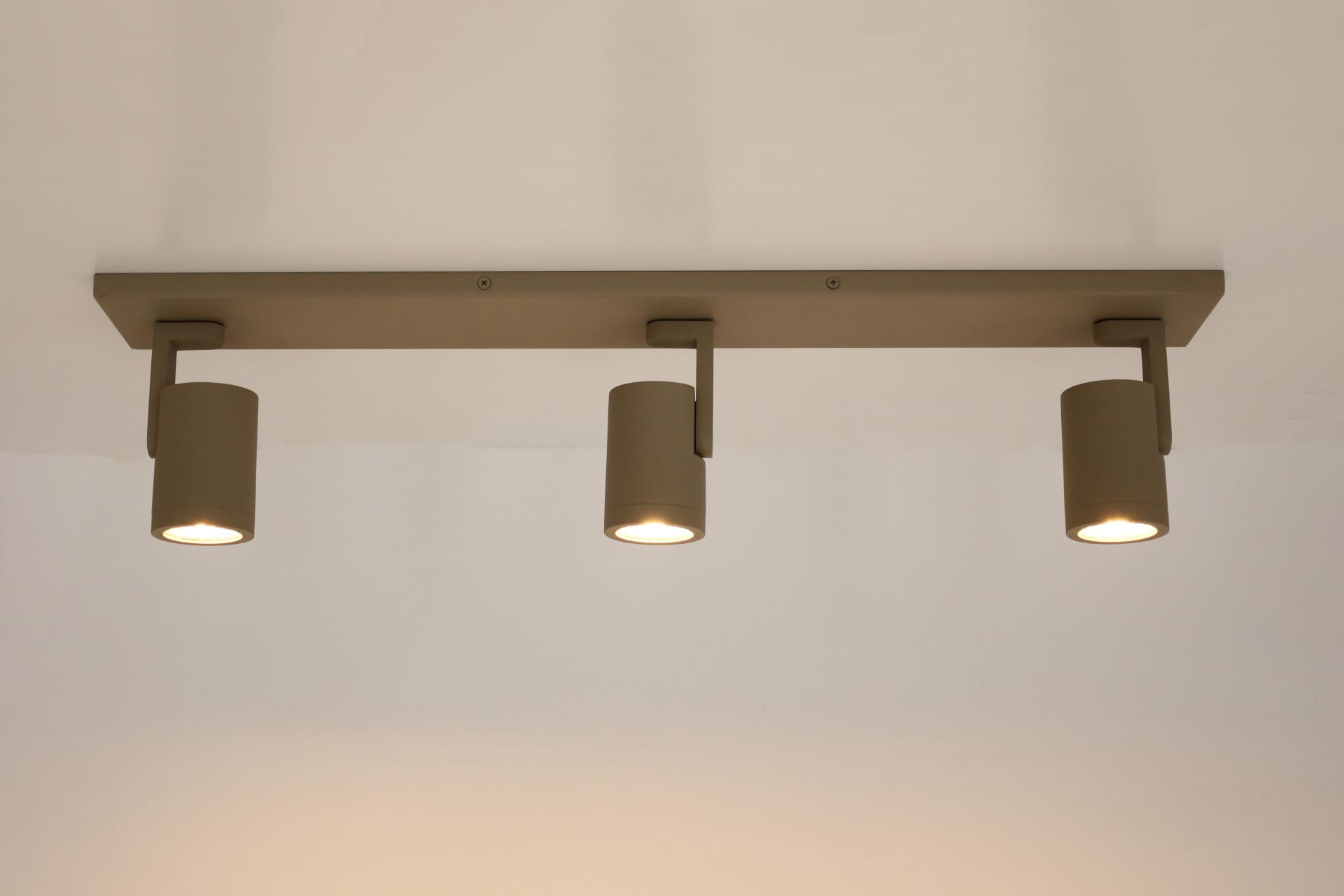 Strakke opbouwspot SCOOP 3-lichts balk | Zand