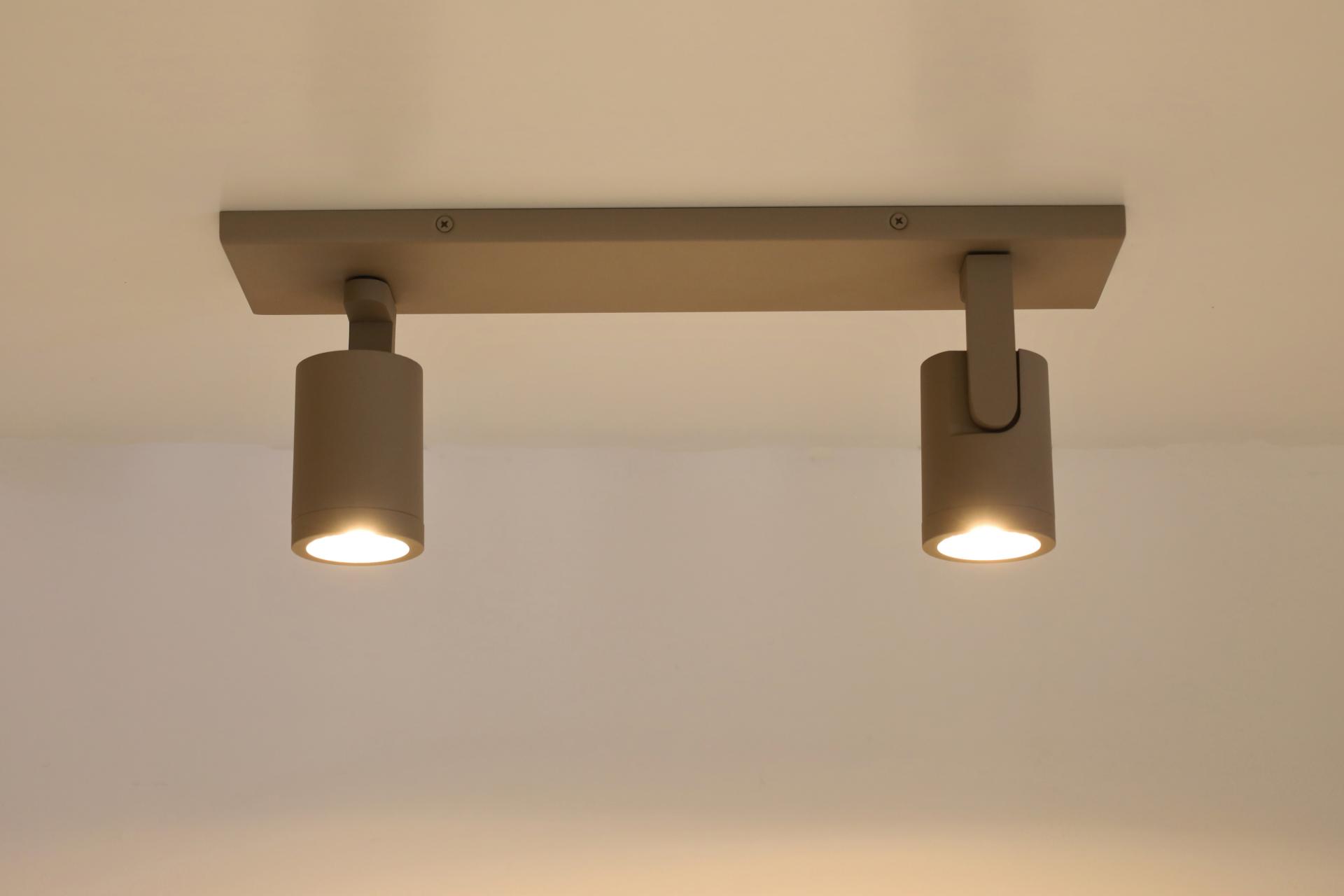 Strakke opbouwspot SCOOP 2-lichts balk | Zand