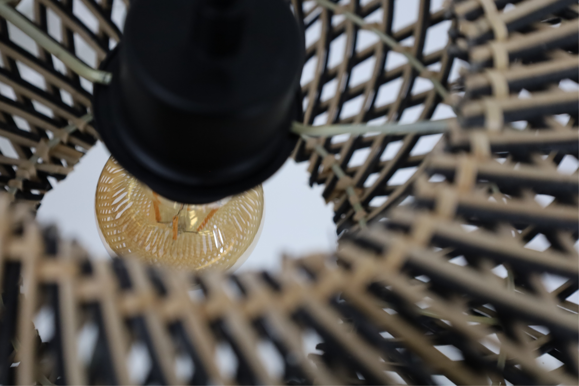 Stijlvolle hanglamp STRIPES zwart/rotan | Ø 30 cm