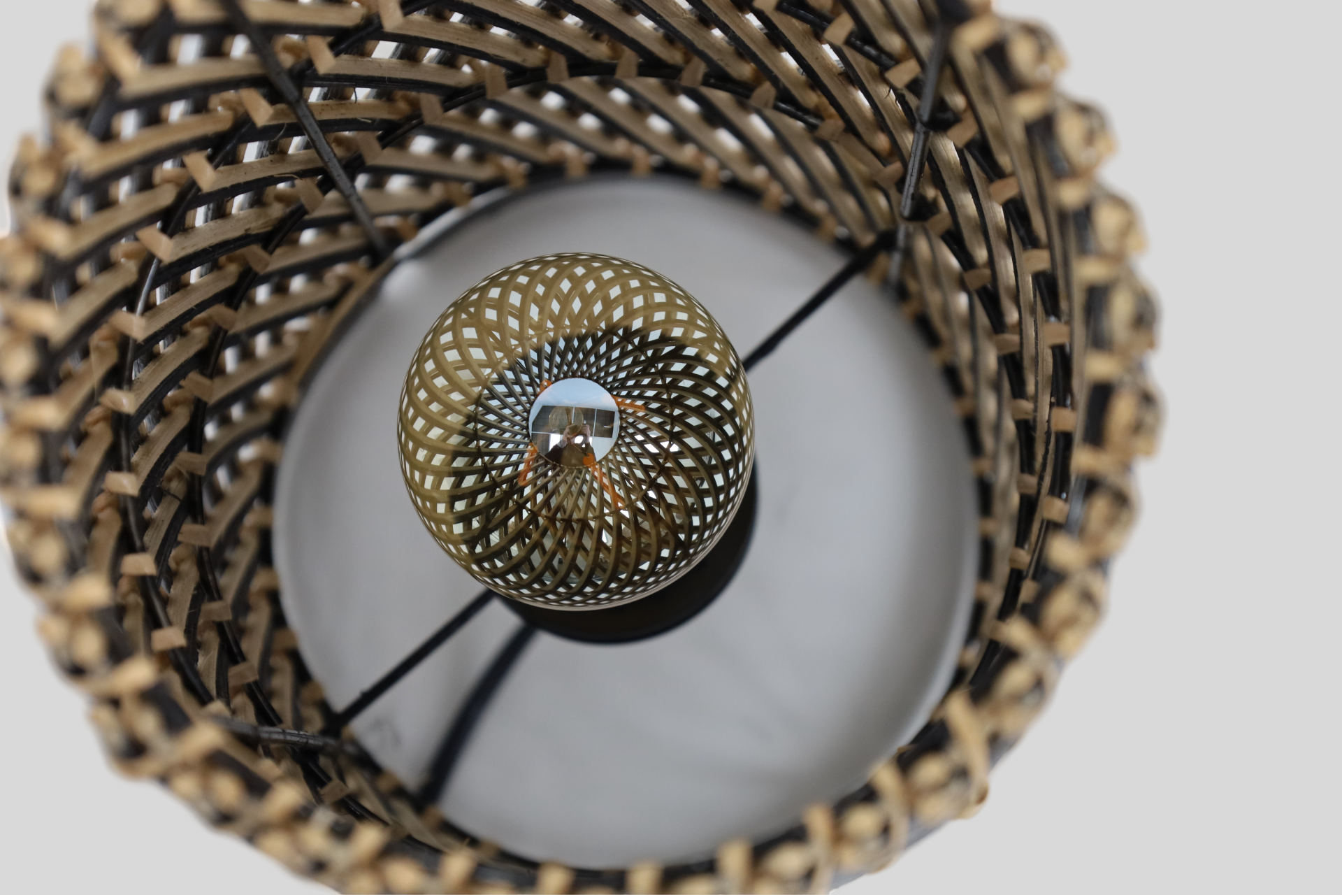Stijlvolle stalamp STRIPES zwart/rotan | Ø 15 cm
