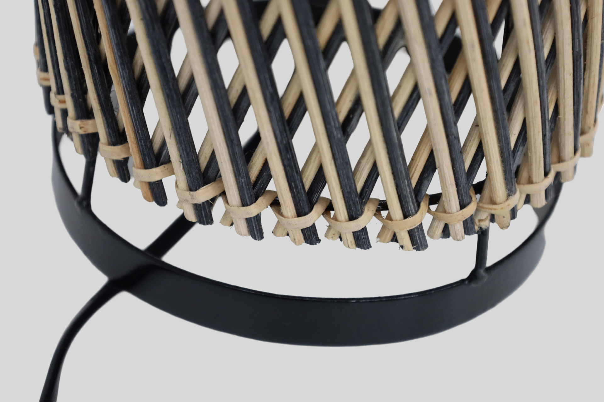 Stijlvolle stalamp STRIPES zwart/rotan | Ø 15 cm