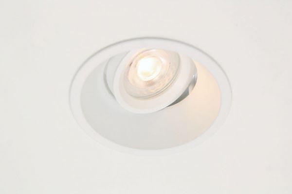 Ronde verdiepte witte inbouwspot TRIMLESS | Kantelbaar 9,3 cm ...